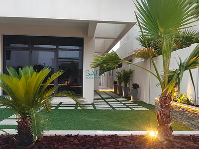 Waterfront Living | Huge Layout | With Rent Refund