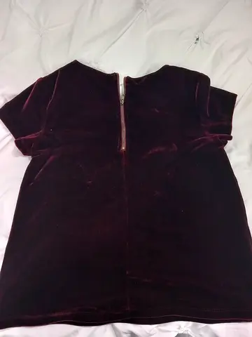 T-shirt made of burgundy velvet, size M