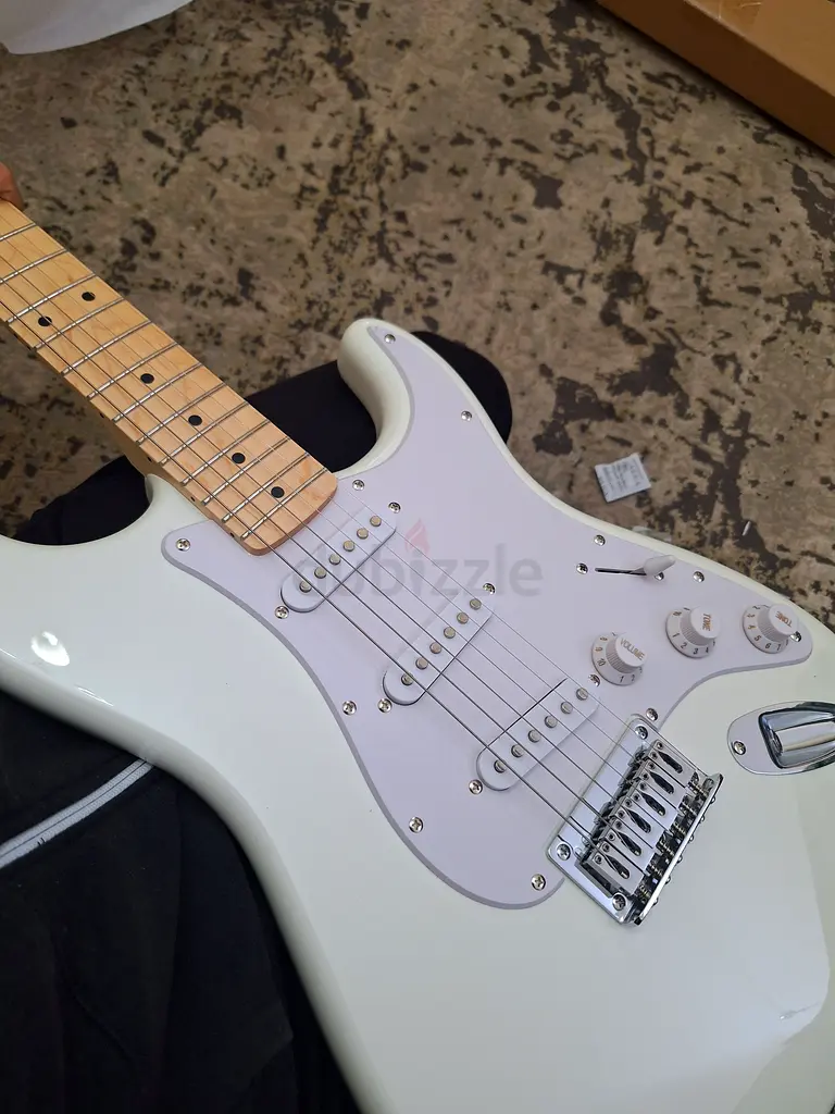 SQUIRE ELECTRIC GUITAR WHITE