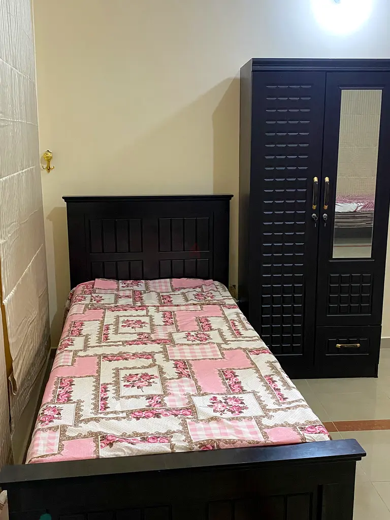 Apartment/Flat for Rent LADIES bed space (indians)available in electra