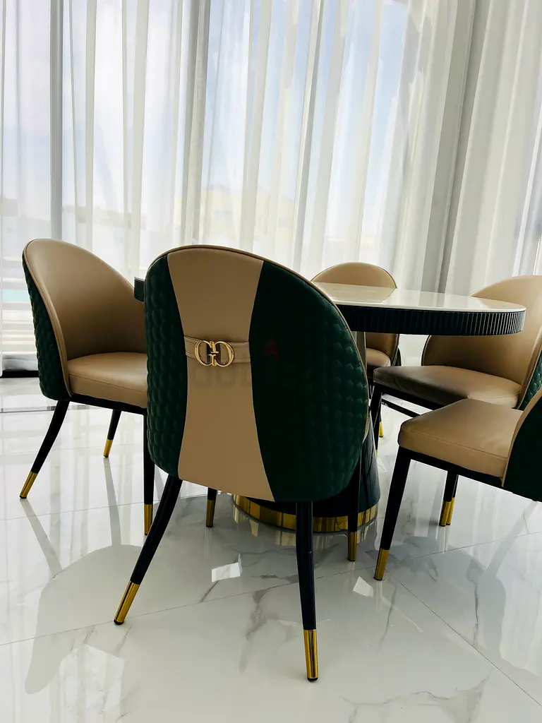 Round Dining table 6 chairs/full set