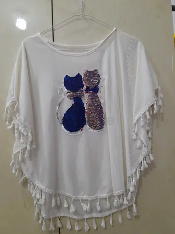 Chiffon T-shirt with beads in the shape of two cats, one size