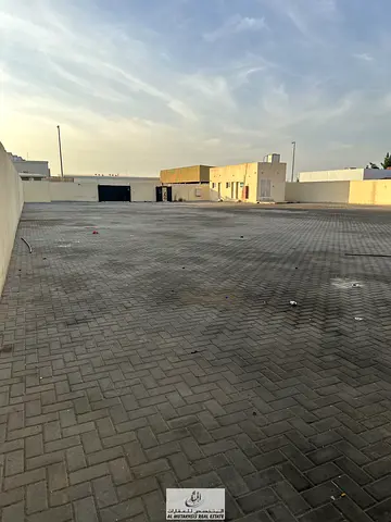 للايجار ارض صناعيه بمدينه الامارات الصناعيه بالصجعه مساحه الار 19 الف قدم بها قوه كهرباء عاليه ارضيه انترلوك وبها 2 مكتب وعلي شارع اسفلت