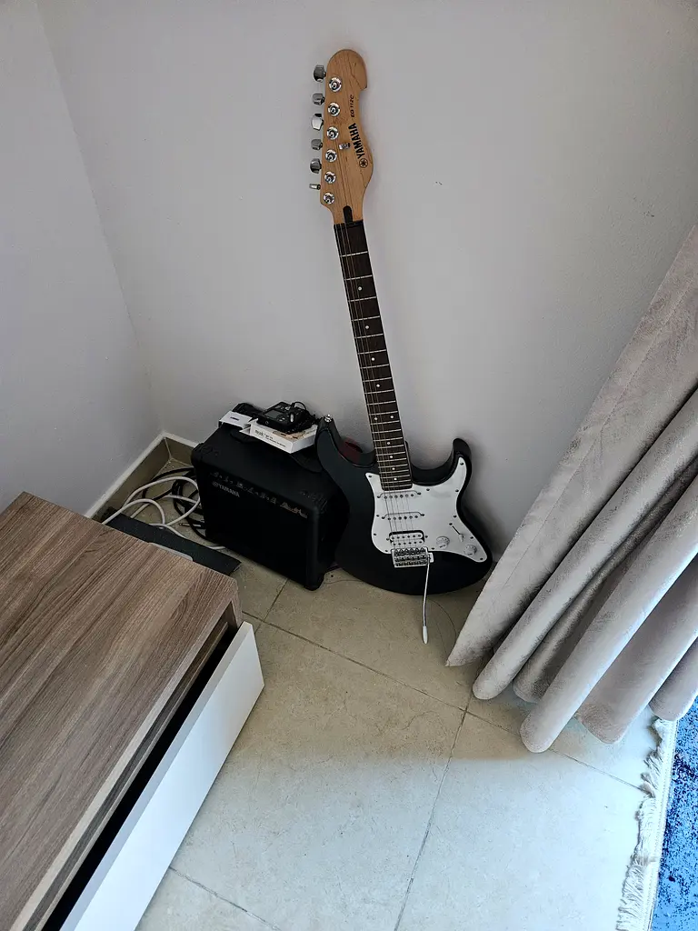 Yamaha Electric guitar + amplifier + tuner
