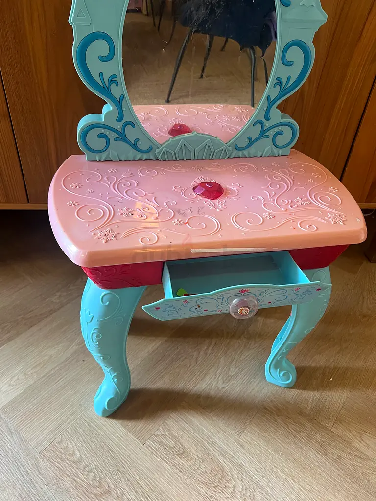 Frozen vanity table