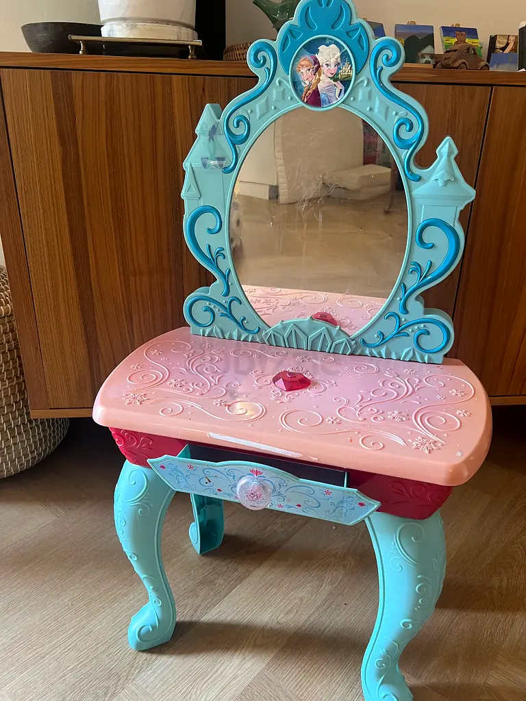 Frozen vanity table