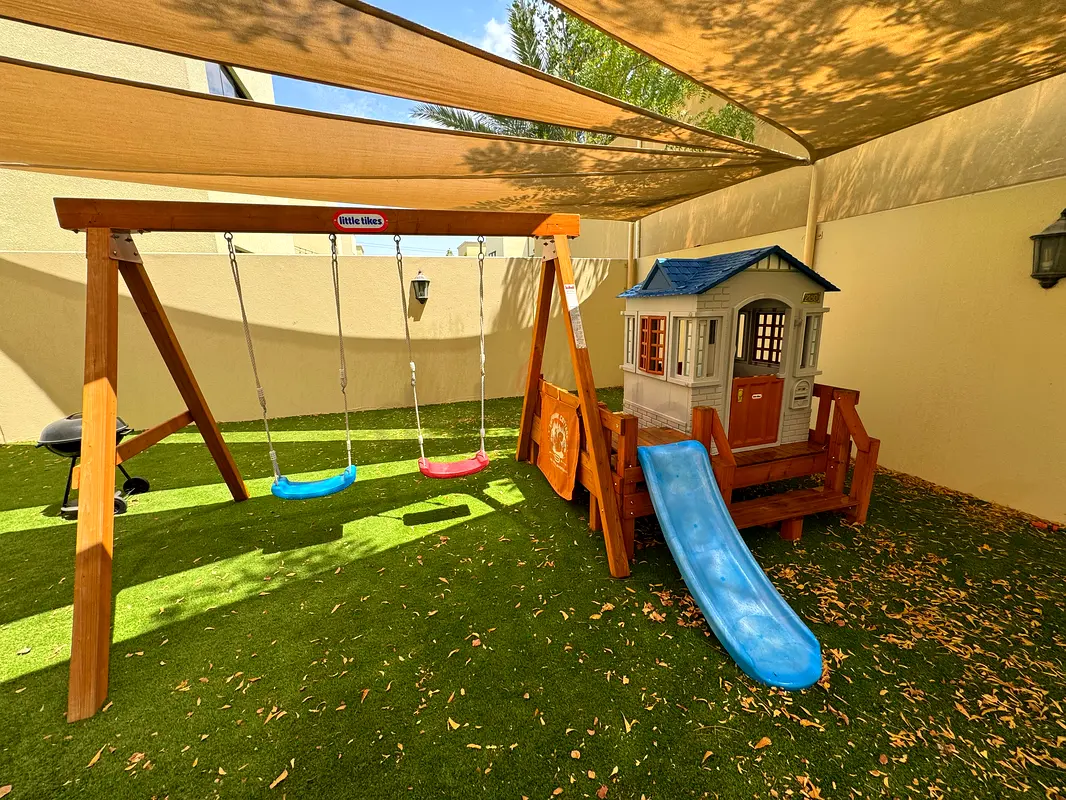 Little Tikes Chipmunk Cottage swing and outdoor playhouse set