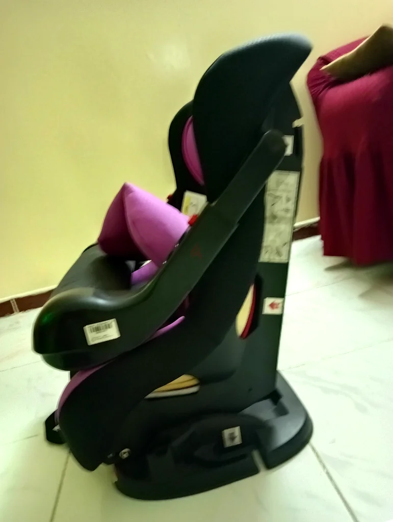 مقعد سيارة جديد للأطفال الصغار والكبار، للبيع عند الانتقال.63227807748739114