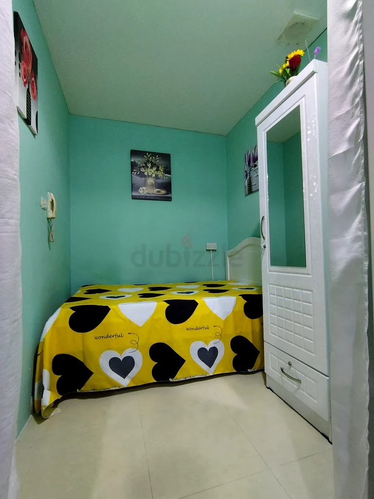 Apartment Couples partition room available now in al barsha1