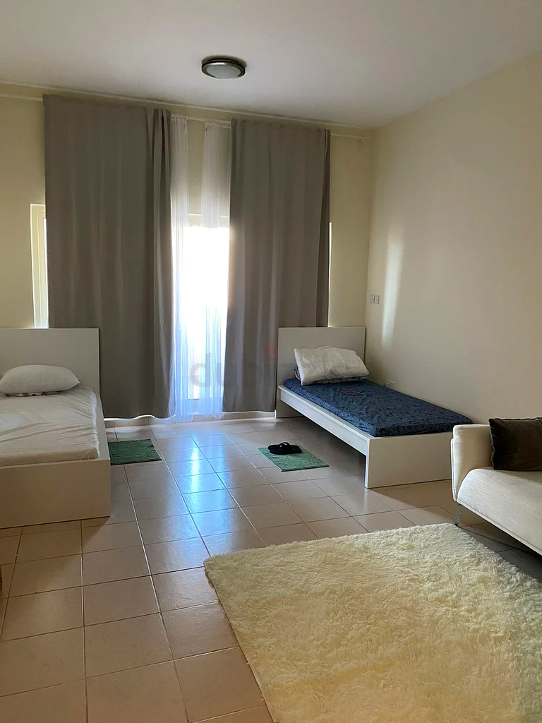 Apartment Two sharing room available for Indian next to Gardens metro