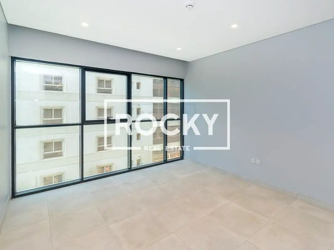 Apartment DISCOUNTED RENT!! 3 B/R with Balcony Pool, Gym, Parking