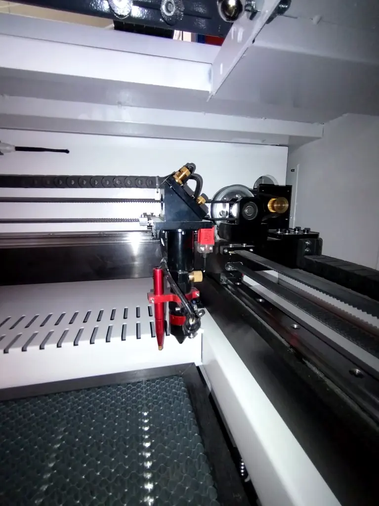 ACo2 laser machine for sale63257633560193115