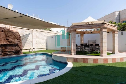 Exquisite 5 Bed Villa With Swimming Pool In Al Waheida