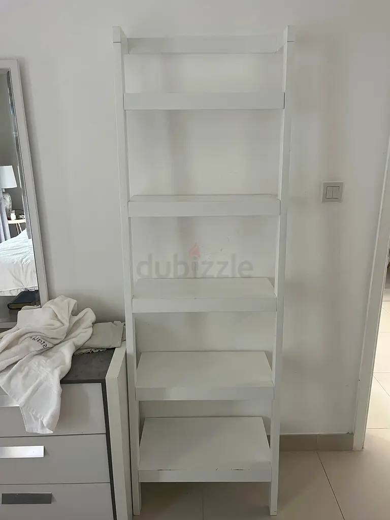 White tall shelf / bookshelf
