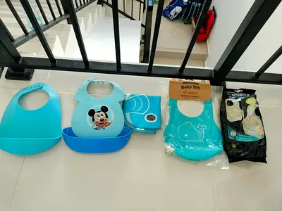 Brand new silicone bibs with free 15 disposable bibs tommee tipppiee ONLY 25AED