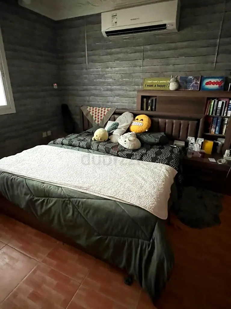 King Bed, 2 Bedside Tables,