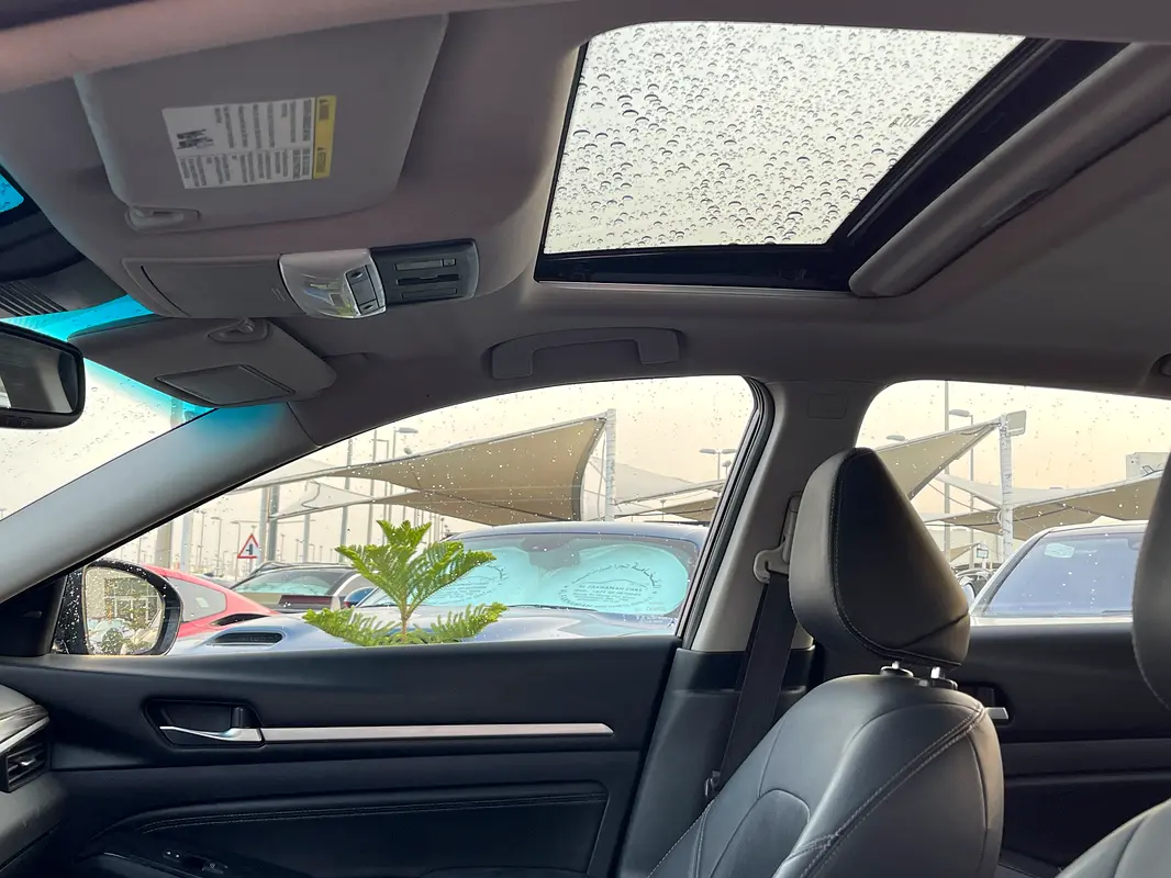 Altima SR with sunroof USA important