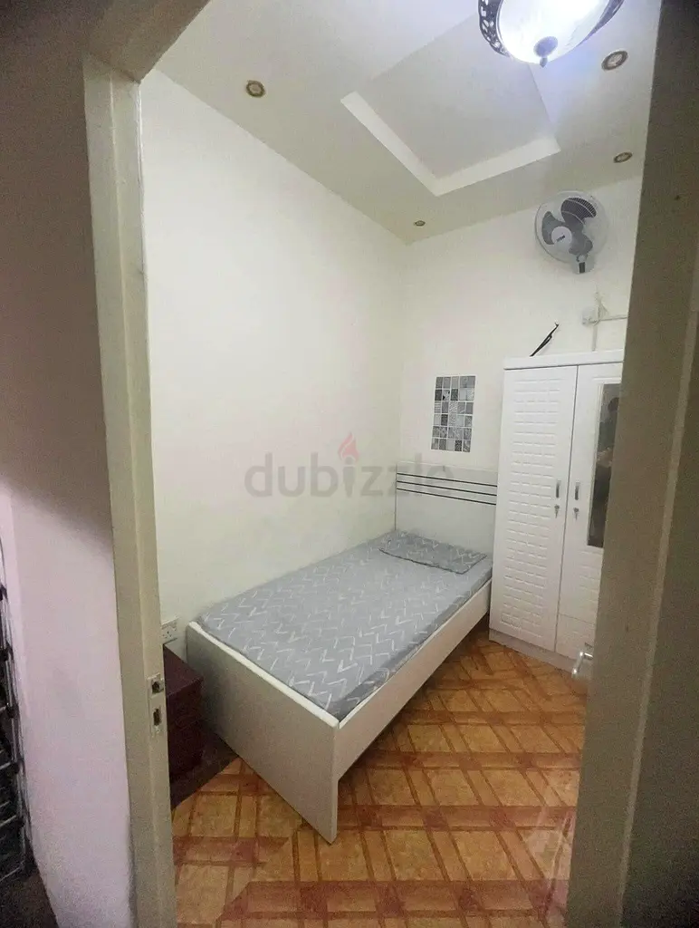 شقة للإيجار FULLY CLOSED ROOM PARTITION FOR EXECUTIVE FEMALE/MALE OR