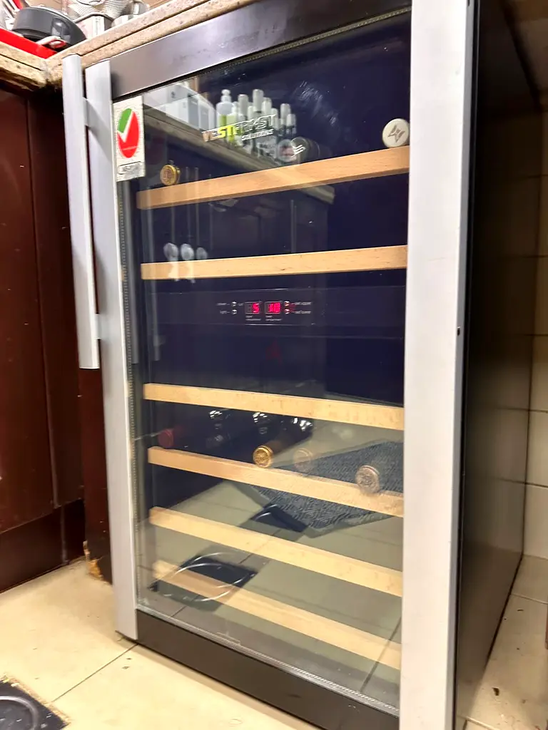 VESTFROST 32 BOTTOE wine fridge dual temperature control