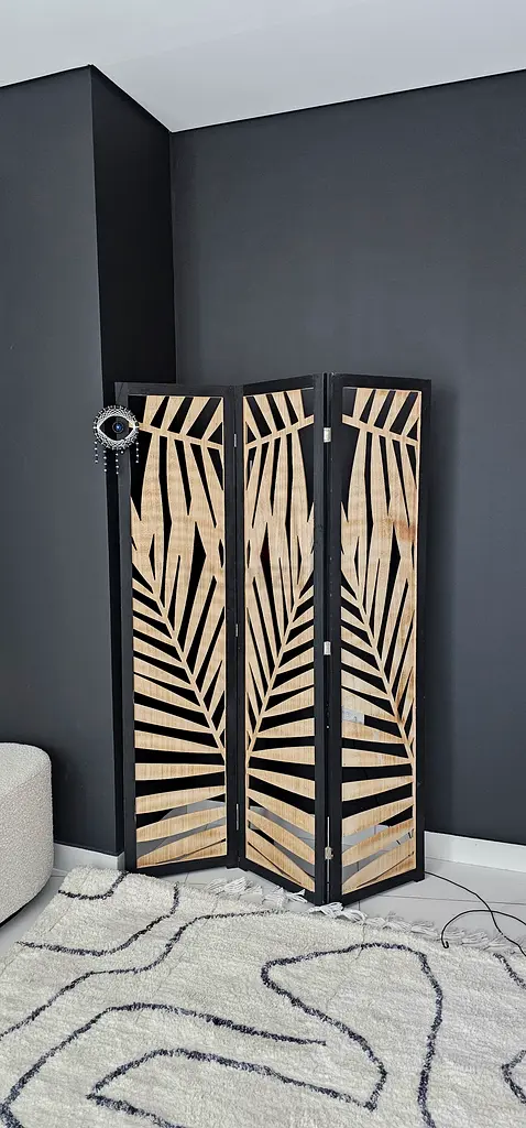 Black wood leaf design partition / divider
