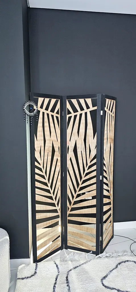Black wood leaf design partition / divider