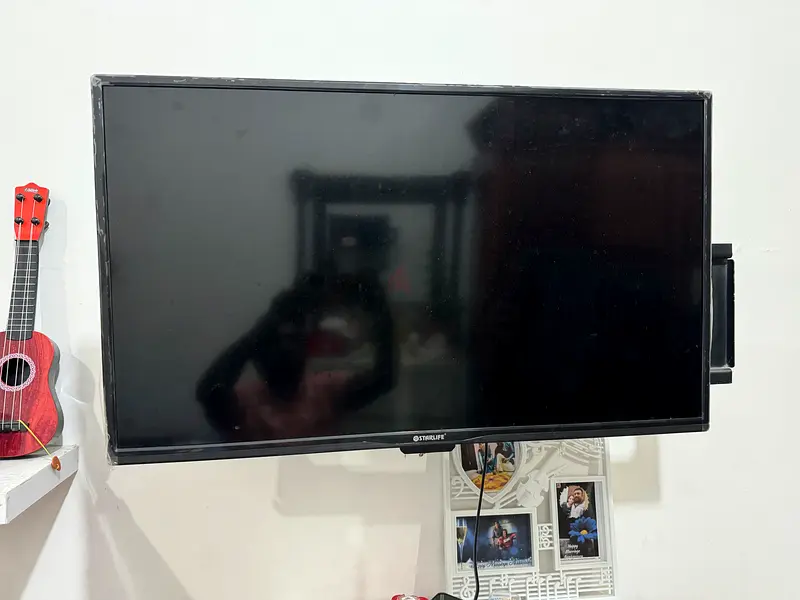 TV WITH SLIDING STAND 28” inch