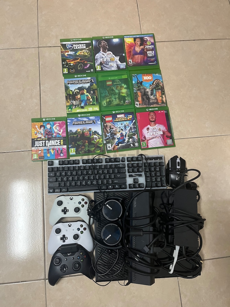 Xbox one with 3 controllers and kinect, keyboard and mouse, wired headset  and 10 different games | dubizzle