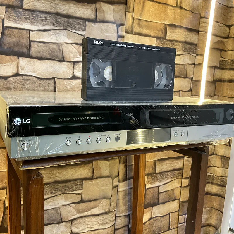 VHS LG VCR and DVD video player63263521339266111