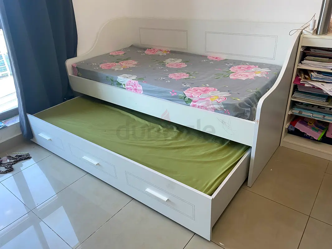 Day bed with 2 singles