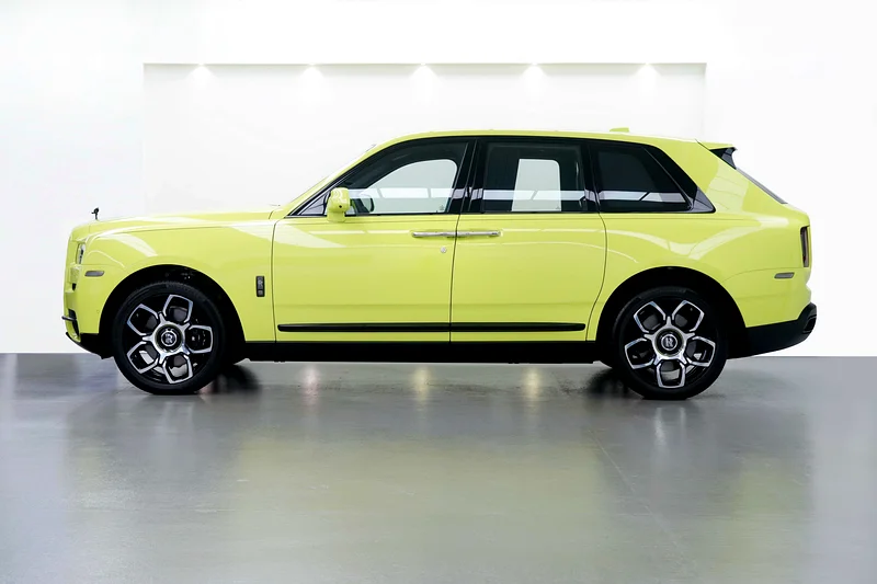 2022 BRAND NEW ROLLS ROYCE CULLINAN BLACK BADGE / GCC / 1 of 1 / NEON COLOR / WARRANTY  SERVICE63134993187457111