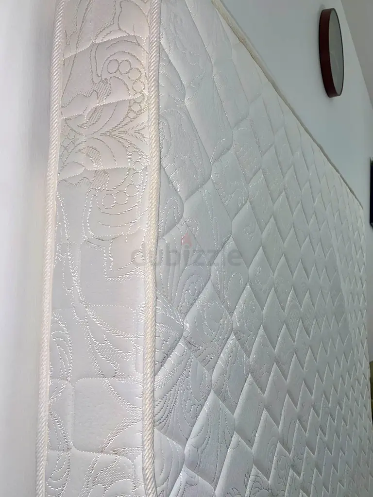 King mattress with memory foam topper / مرتبة كينج مع غطاء مرتبة بامبو
