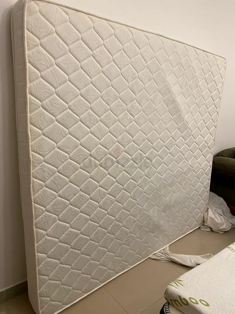 King mattress with memory foam topper / مرتبة كينج مع غطاء مرتبة بامبو
