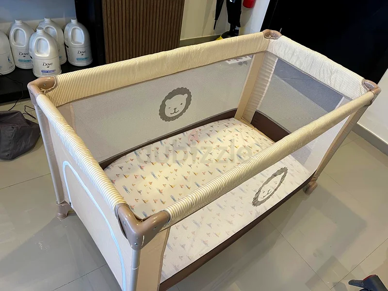 Baby cot / bed