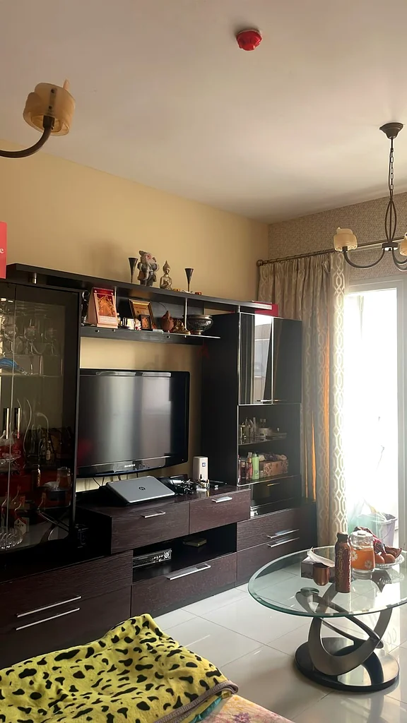 Apartment Bed space available for a female in a one Bedroom flat, Opp