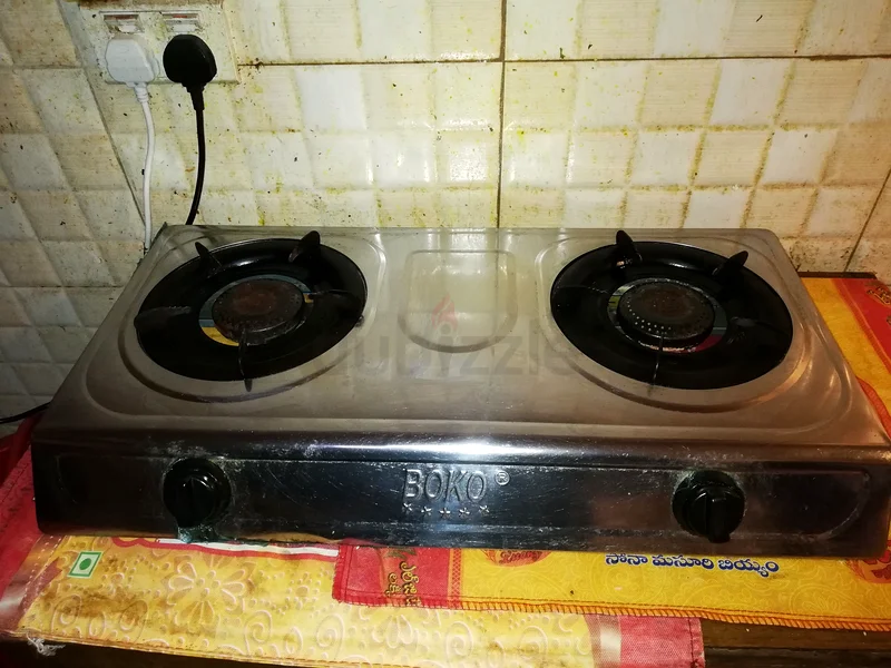 Gas stove with regulator and pipe