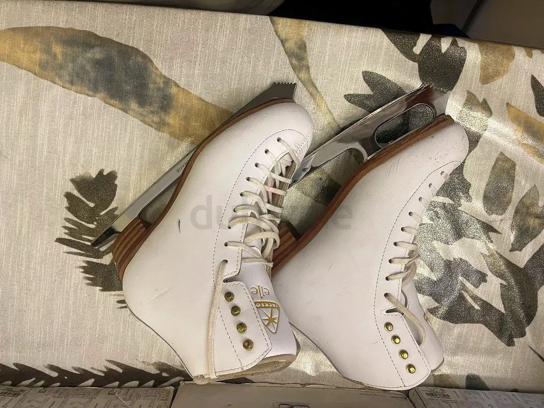 Figure skates (immaculate condition)