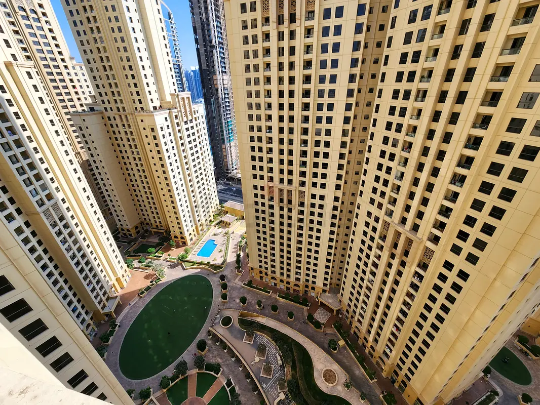 Apartment Bed Space in Master Room Near JBR 1 Tram Females Only