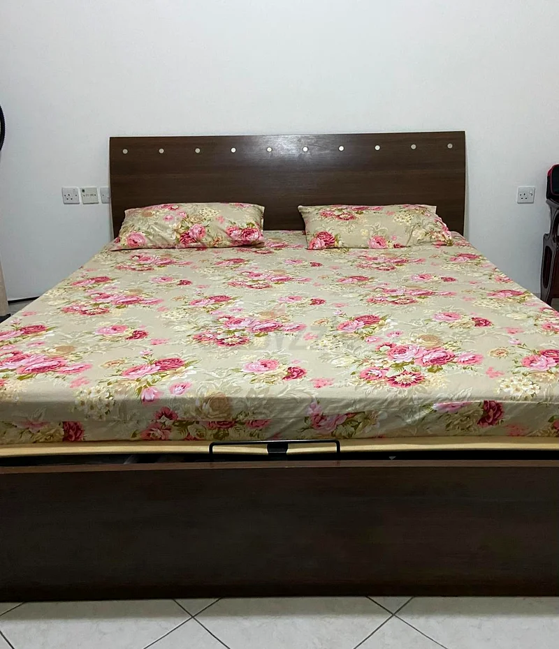 Cot and bed Queen size