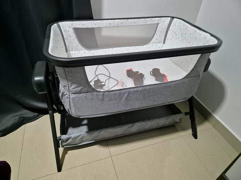 Barerly used Zeus Auto Swing Infant Bed