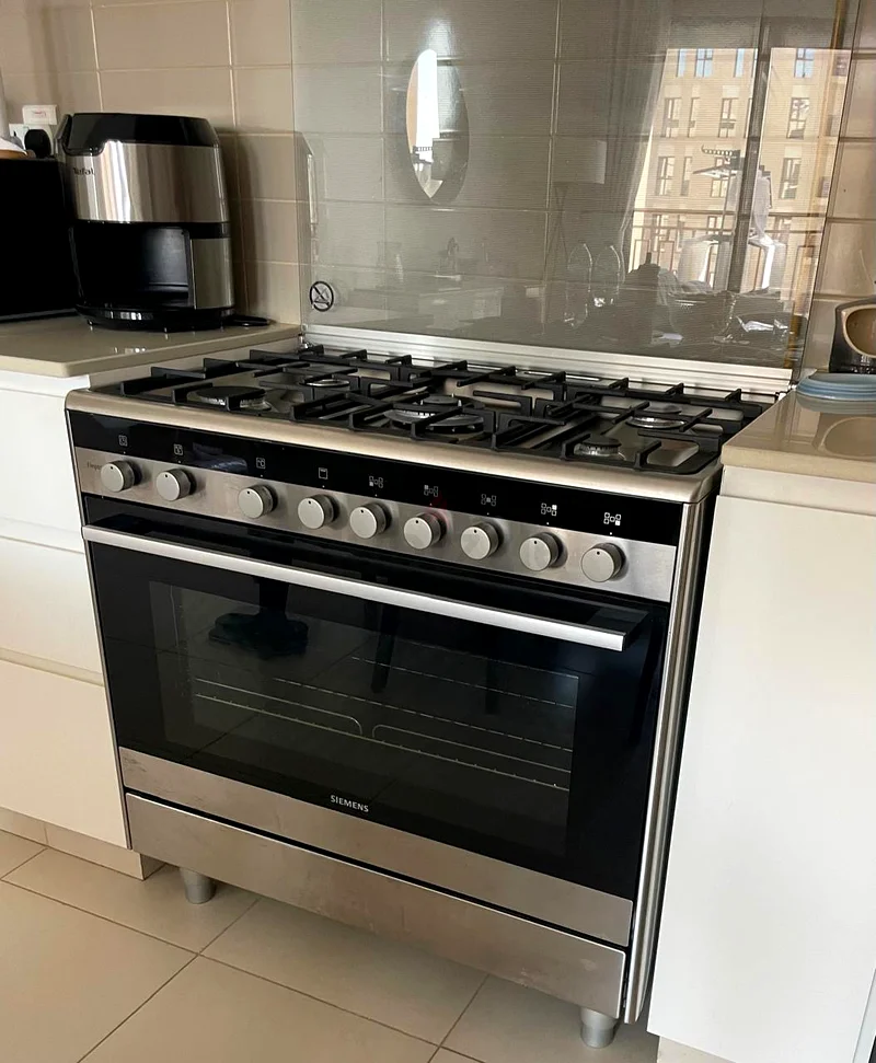 Siemens 5 plated gas stove and oven