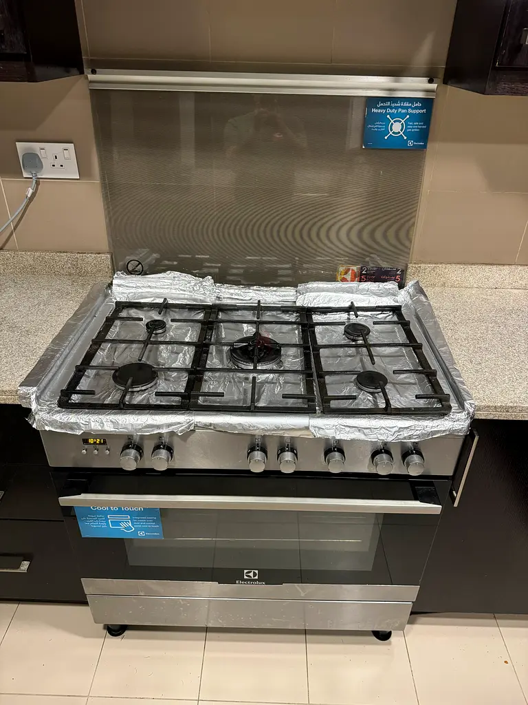 Gas cooking range and oven