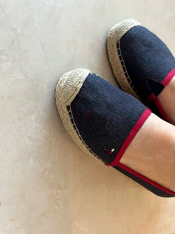 TOMMY HILFIGER LOGO DETAIL ROUND TOE ESPADRILLES