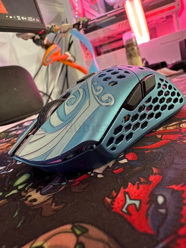 Finalmouse Starlight-12 Poseidon Medium 乳臭く