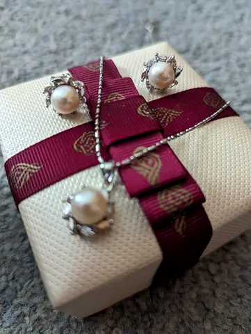 Original pearl necklace and silver earrings