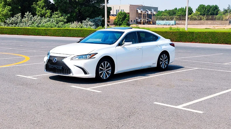 LEXUS ES300H 2020 GCC FULL OPTION ORGINAL PAINT HAVE SUNROOF CROSS CONTROL  LETHER SITES VERY CLEAN63169917938690111
