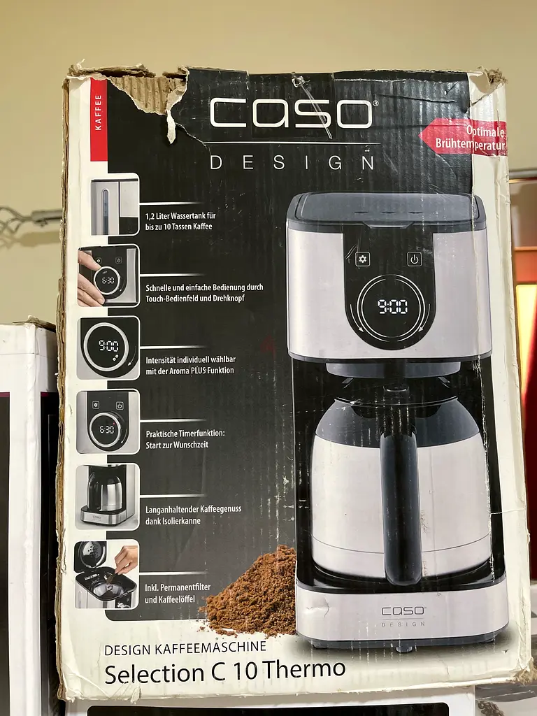 Coffee machine with grinder