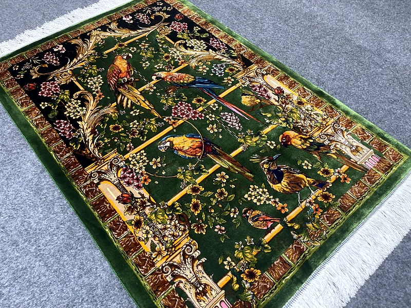 81 × 117 سم | سجادة فارسية حريرية جديدة جميلة بديك أخضر63182263374211114