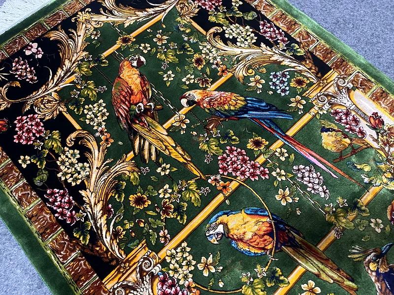 81 × 117 سم | سجادة فارسية حريرية جديدة جميلة بديك أخضر63182263374211111