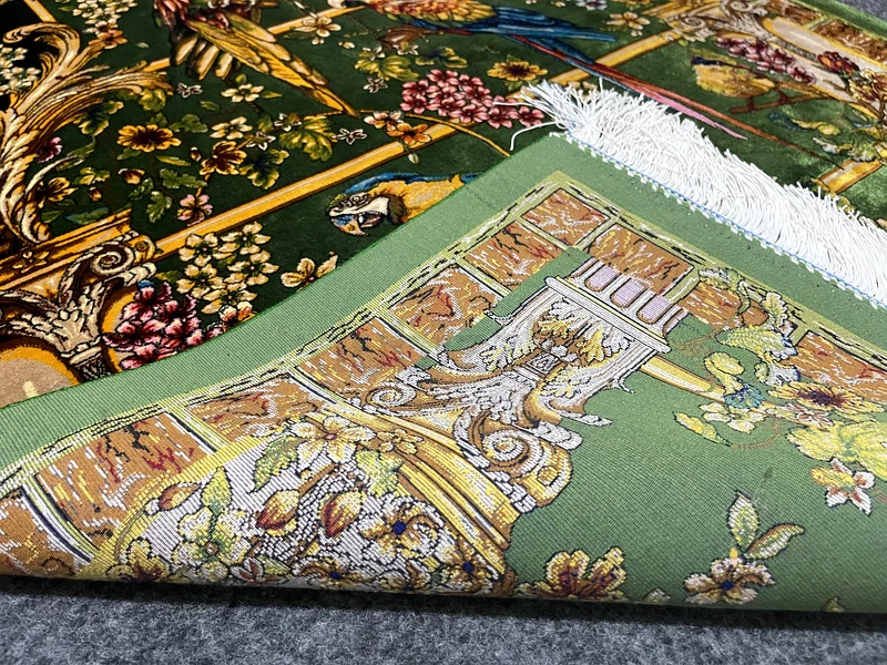 81 × 117 سم | سجادة فارسية حريرية جديدة جميلة بديك أخضر63182263374211113