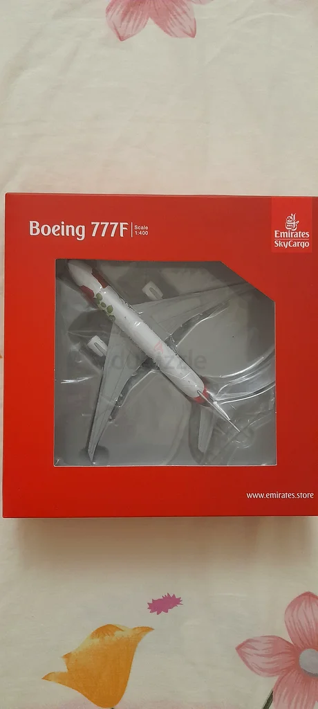 New model of Emirates airplane boeing 777F with roses metal63208385562113111